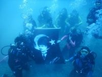 Sualtı Branşı sporcularımızdan 19 Mayıs Atatürk’ü anma dalışı