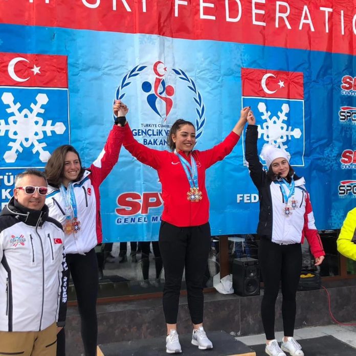 Peri Tüfekçi FIS Anatolian Cup Gümüş Madalya alırken