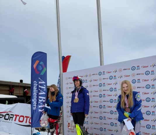 FIS yarışlarında 2 gümüş, 1 bronz madalya